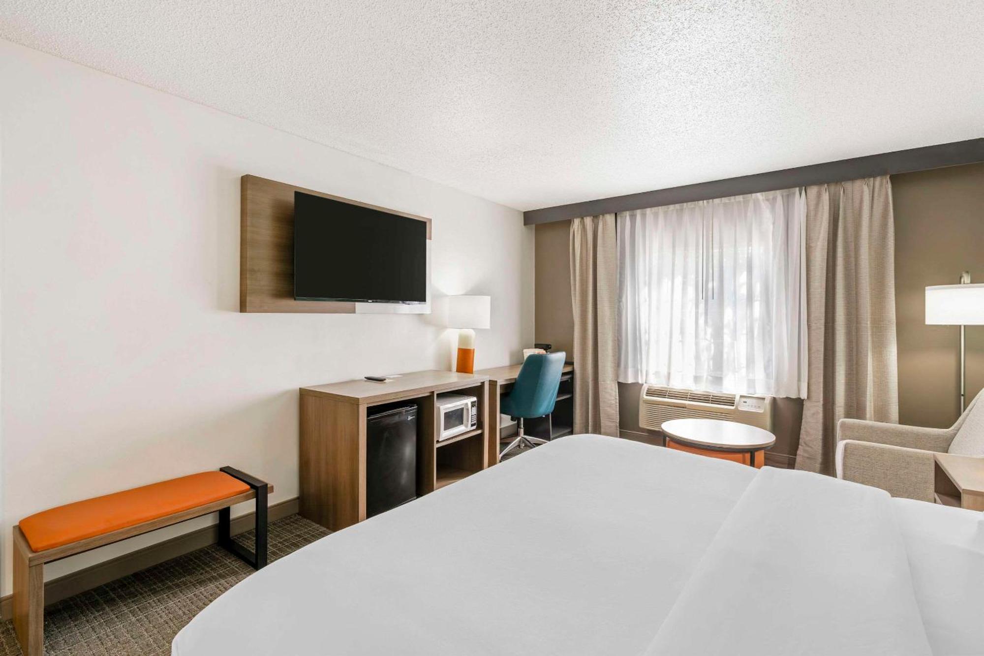 Comfort Inn & Suites Louisville Airport Fair & Expo Экстерьер фото